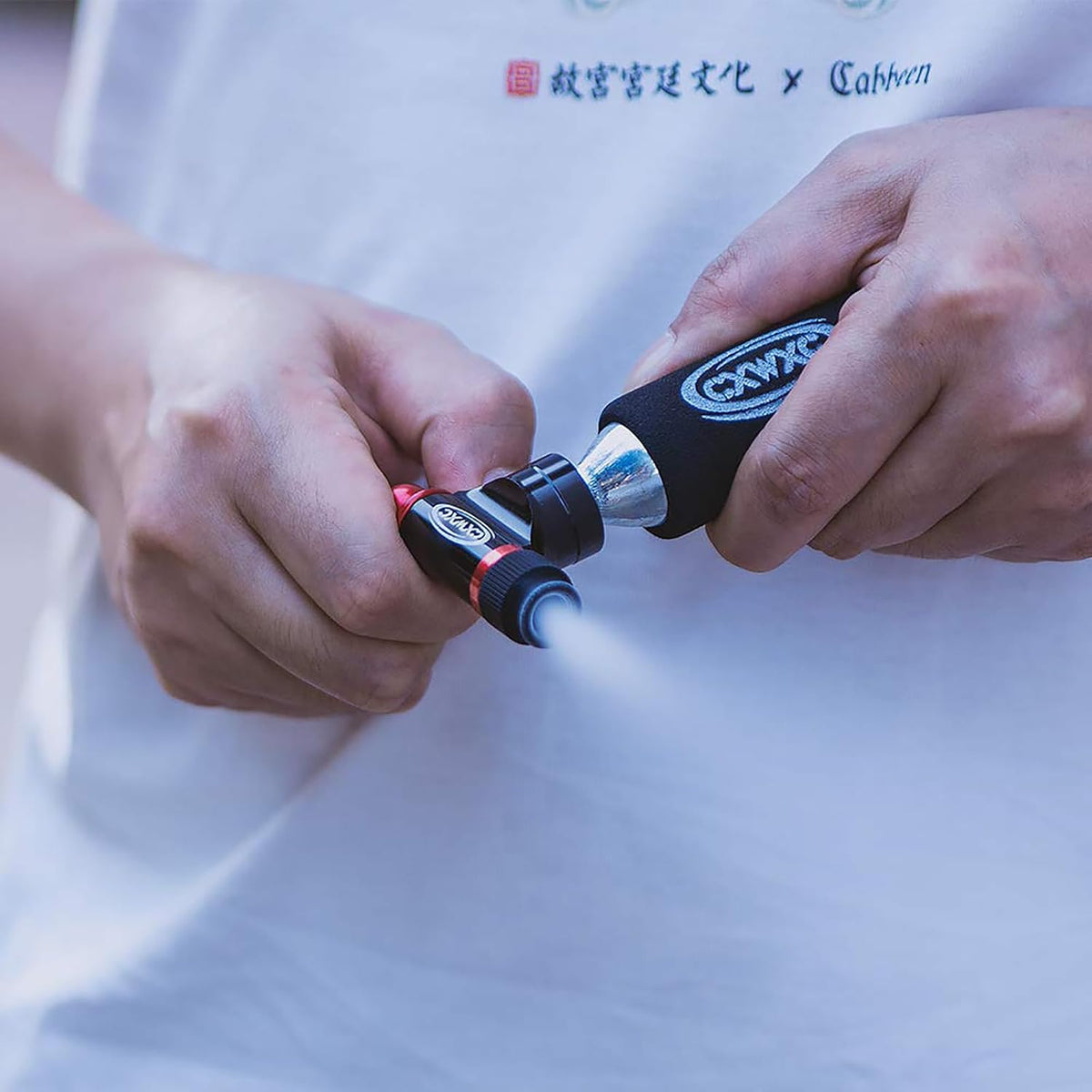 CO2 Inflator with Tire Levers - Presta & Schrader Valve Compatible